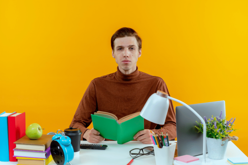 Jovem pensando sobre adaptar o pomodoro para os estudos