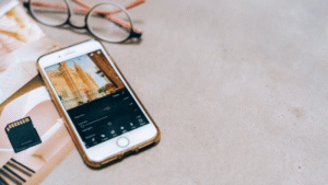 Celular em aplicativo de edição de video sobre mesa