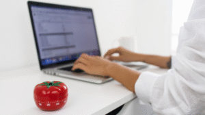 pessoa utilizando metodo pomodoro para ter mais produtividade